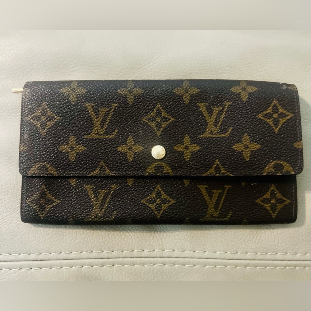 ‼️SALE‼️100 % AUTHENTIC VINTAGE LOUIS VUITTON LONG WALLET 7 1/2 x 4.